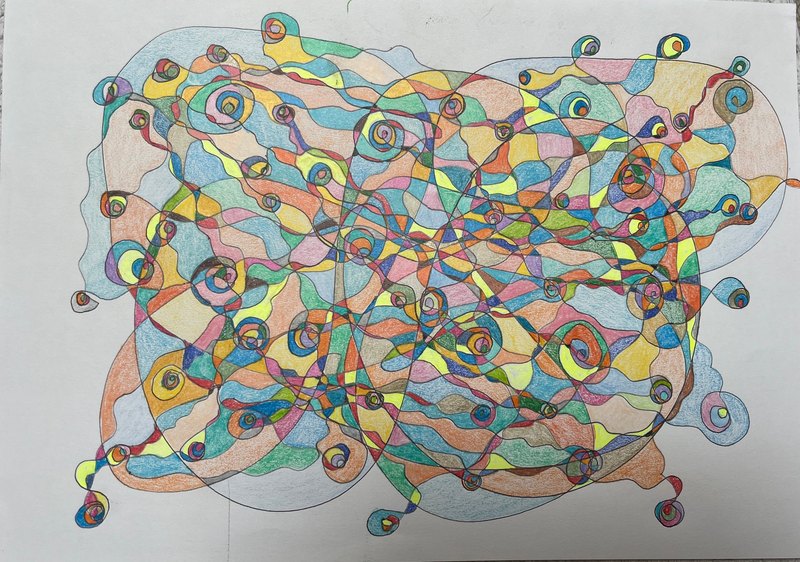 Korekcijski fraktalni crtež: široka kompozicija isprepletanih linija sa spiralama po celoj površini i po obodu, u pastelnim tonovima.