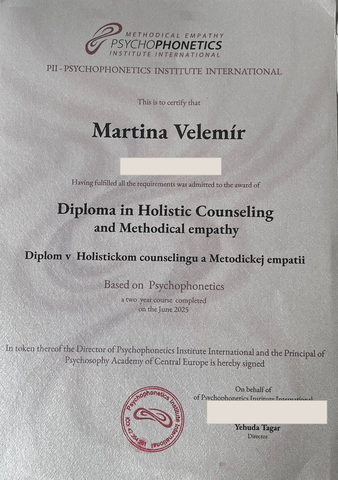Diploma Psychophonetics Institute International za dvogodišnju edukaciju iz holističkog savetovanja i metodičke empatije, zasnovanu na psihofonetici. Datum rođenja i potpis su prekriveni.