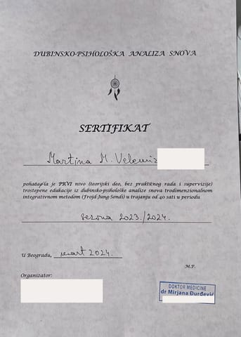 Sertifikat za prvi, teorijski nivo trostepene edukacije iz dubinsko-psihološke analize snova trodimenzionalnim integrativnim metodom (Frojd–Jung–Sondi), 40 sati, sezona 2023/24. Godina rođenja, potpis i broj licence sa pečata su prekriveni.