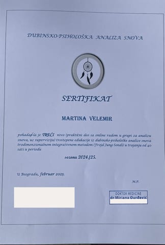 Sertifikat za treći, praktični nivo trostepene edukacije iz dubinsko-psihološke analize snova, sa onlajn radom u grupi i supervizijom, 40 sati, sezona 2024/25. Potpis i broj licence sa pečata su prekriveni.